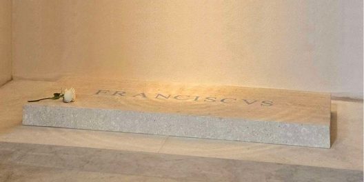 Tombe opschrift van paus franciscus2