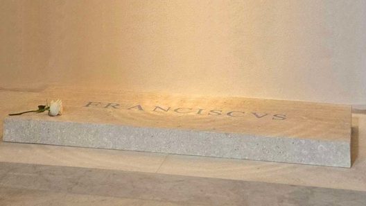 Tombe opschrift van paus franciscus2