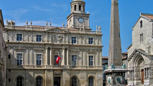 Arles place republique