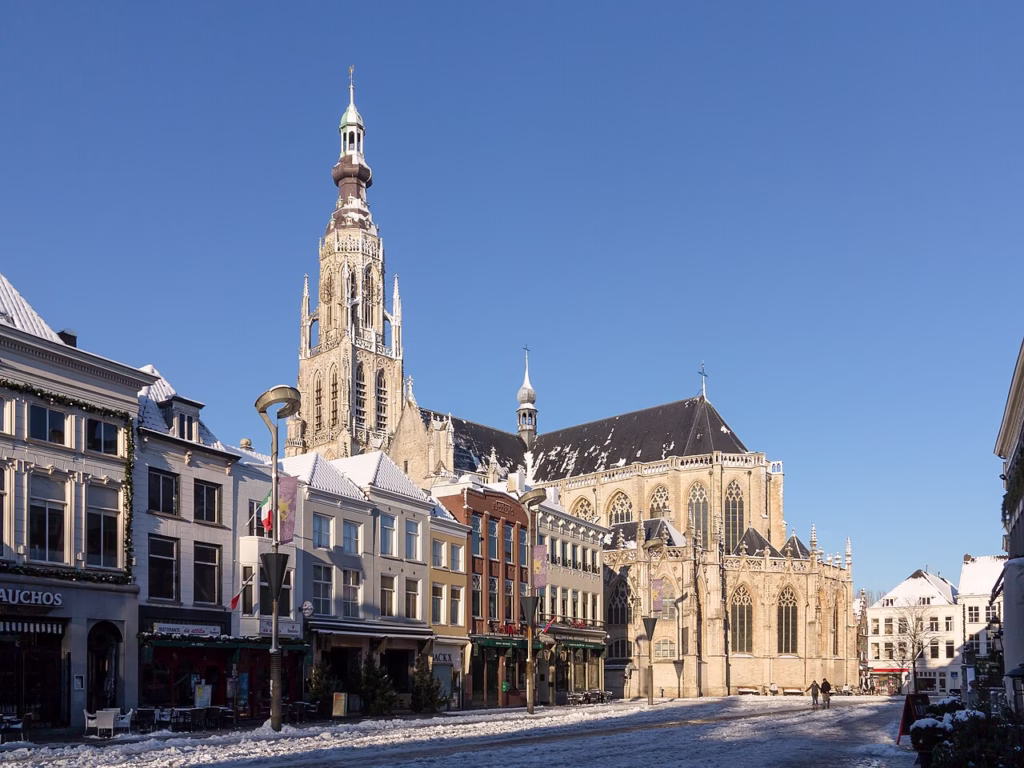 De Grote Kerk Breda, gezien vanaf het Marktplein